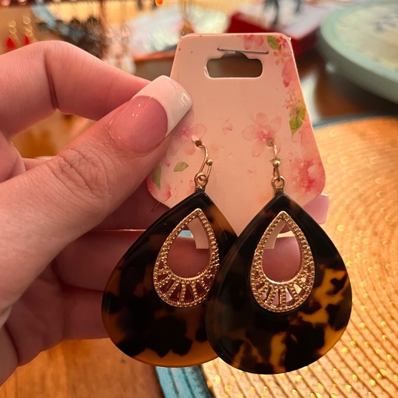 Tortoise shell print earrings - Picture 1 of 3